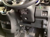 シートヒーターと純正のETCは、センターコンソールにあります。パワースライドドアや、燃費を抑えるECON、横滑りを防ぐVSA等のスイッチ類は、運転席右側、手の届きやすい位置にあります。