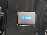 【e-Pedal】瞬時に加速するときは強く踏みこみ、ゆるめればブレーキペダルを踏んだように減速し、さらに停止までする。加減速によるスポーティなドライビングを満喫できます♪