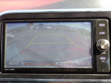 駐車の際に後方の視界を確認することができるバックモニターも装備してます。