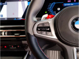 【ハンドル】ドライバーとBMW車の一体感がダイレクトに伝わるステアリングホイール。形状・太さへの拘りに加えて、操作性を高める為にスイッチ類も配置。クイックかつ安定のドライビングを体感下さい!