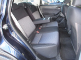 リヤシートは、シートの座面を考慮し、ゆとりある着座姿勢を保てるようにシートバックの角度を適度に設定したシートにしています。長距離にも十分適してます。