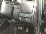 低速域衝突軽減ブレーキ+誤発進抑制機能のCTBA、燃費を抑えるECON、横滑り防止装置VSA等のスイッチは運転席の右側、手の届きやすい位置にあります。