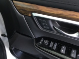 電動格納式リモコンドアミラーと、パワーウィンドウマスタースイッチ等は運転席ドアにあります。運転席シートポジションは2つメモリーできます。