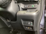 高速で便利なETC、電動スライドドア、燃費をよくするECON、横滑りを防ぐVSAなどのスイッチは、運転席の右側、手の届きやすい位置にあります。
