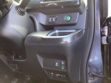燃費を良くするECON、横滑りを防止するVSA等のスイッチは運転席の右側、手の届きやすい位置にあります。
