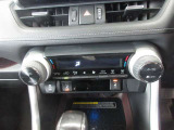 左右独立オートエアコンは前席のみ空調を行う制御により低燃費を実現。