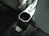 運転席と助手席の間にある【ドリンクホルダー】は、ペットボトルだけでなく紙パックも置けるのがうれしい♪