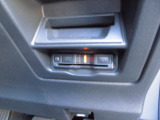 高速道路使用時に必需品のETC車載器は運転席膝元にビルトインでスッキリと付いております。