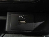 USB電源ソケットも付いています。モバイル機器などの充電専用です。