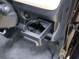 【カップホルダー】エアコン吹き出し口下部に設置されていますので使いやすさバッチリ!運転席から手の届くちょうどの位置です!