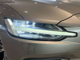 LEDヘッドライトは北欧神話でのトールハンマーがスタイリッシュなデザイン性となっており他車を魅了します。