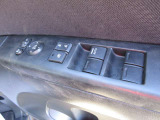 パワーウィンドウのスイッチ。運転席にいながら窓を開け閉めのコントロールできますよ。