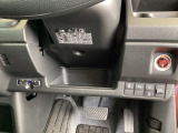 左側に高速で便利なETCがあり、横滑りを防ぐVSAなどのスイッチは、運転席の右側、手の届きやすい位置にあります。