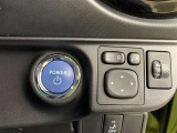 スマートキーを携帯していればキーを取り出さずにドアを施錠&解錠。クルマの始動も可能です。狭い駐車場で便利な電動格納ミラースイッチ