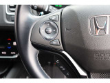 ハンドル左部分でオーディオ操作が可能。そのため、運転中でも目線をずらさずに安全運転♪また、メーターの表示切替もボタン式でお好みに合わせられます。