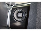 運転中に手を離さなくてもオーディオ操作やマルチインフォメーションディスプレイ内の表示切替えが出来るステアリングスイッチ付です。走行中に視線を逸らさず出来る手元操作は安全運転につながります。