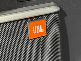 【JBL!サウンドシステム】メーカーオプションの高品位サウンドシステムを搭載。専用のチューニングが施された大小様々なスピーカーから良質なサウンドが奏でられ、臨場感あふれる音響空間を演出します。