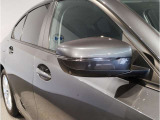 【BMWミラー】視認性の高いスタイリッシュなミラー。自動防眩機能も付いており夜間のドライビングをサポートします。