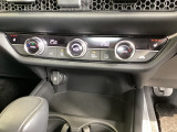 オートエアコンは左右独立で温度設定のできるデュアルオートエアコンです。パネル内のシートヒータースイッチは前席の左右別々に3段階で温度設定ができます。