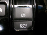 指先の操作でパーキングブレーキの「作動と解除」が行うことができる装備。ブレーキペダルから足を離しても停止し続けてくれるオートブレーキホールド機能。信号待ちなどの際には便利。ECO運転で低燃費走行♪