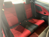 後部座席もタイプR専用シート同様の配色となっております!!