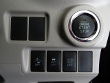 プッシュボタンで楽々エンジンスタート。衝突警報をはじめ装備集中スイッチが付いています。