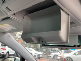 フロント座席天井部にはワンタッチで開くサングラスホルダーを装備。小物など収納に便利なアイテムです。