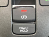 【電動パーキングブレーキ】パーキングブレーキは便利な電動式!ボタン一つで操作でき、アクセルを踏めば自動で解除されます
