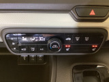 セレクトレバーの左側にオートエアコンがついてますので簡単操作で快適に過ごせます。シートヒータースイッチ内蔵で前席の左右別々にHiとLoの2段階で温度設定ができます。