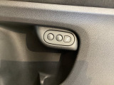 ご自分のシート位置を記憶固定させる「ドライビングポジションシステム」がついています。ボタン操作でシート位置が元に戻る便利な機能です。
