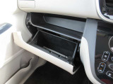 助手席の足元にあるグローブボックスには車検証入れの他にも様々な小物を収納できます♪