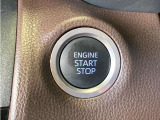 エンジンスタートボタンです。キーが車内にあれば、エンジンの始動・停止はブレーキを踏んでスイッチを押すだけ!キーを取り出す手間を省き、ワンプッシュでエンジンを操作するので簡単でスムーズです。