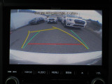 バックカメラの映像はナビ画面に映し出されます。駐車線はステアリング連動仕様なのでハンドルの切り具合も確認できます。