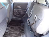 ◆チップアップ&ダイブダウン機構付【ULTR SEAT】は後席座面を左右分割で跳ね上げることができます。トランクで積載できない背の高い荷物をラクラク収納できます。ホンダ車ならではの人気装備です。
