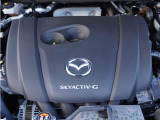 高効率直噴ガソリンエンジン「SKYACTIV-G 2.0」搭載車は、4-2-1排気システムを採用し、クルマとの一体感が味わえるリニアで気持ちのよいパワーフィールを得ることができます