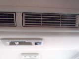 天井に車内の空気を循環させるサーキュレーターを装備。