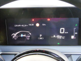 スピードメーターはアナログで左側にモニターがあり車両情報等が映し出されます。