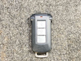 インテリジェントキーを携帯していれば、リクエストスイッチを軽く押すだけでドアのロック・アンロックが可能。雨の日や子供を抱っこしたままでのドアの開閉ができるので便利で使い勝手がいいです♪