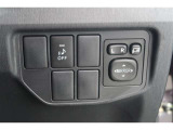 【電動格納ドアミラー】運転席からボタンでドアミラーの角度調整や格納が可能です。