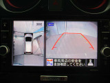 ナビモニターに4つのビュー(「トップビュー」「フロントビュー」「サイドブラインドビュー」「バックビュー」)を表示。狭い場所での駐車でも、周囲が映像で確認できます。