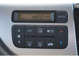 【オートエアコン】温度を設定することで、風量や吹き出し口を自動で制御し、室内温度を一定に保つので、どの季節でも快適な空間でドライブをすることができます。