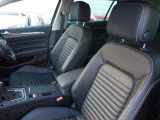 チタニウムブラックのナパレザーシートは長時間ドライブも疲れない快適なコンフォート設計。シートに内蔵されたファンにより座面や背面の蒸れを抑えるシートベンチレーションやシートヒーターを装備しています。