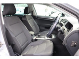(運転席助手席)安全装備をオプションで追加するのは日本的発想。フォルクスワーゲン車はサイドエアバッグを全車標準で装備しております。