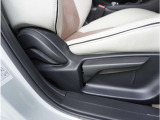 運転席の前後上下傾き用のラチェットレバーがありますので、座席の位置を自由自在に調整できます!