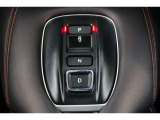 シフトはボタン操作となっており、直感的な操作性により、ドライバーの快適な運転を支援。また電子制御パーキングブレーキ搭載で指一本で簡単に操作することができます。