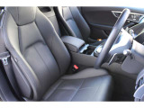 電動調整シートでお好みのドライビングポジションを簡単に設定することができます。