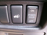 リモコンオートバックドアのスイッチです。こちらのスイッチを押すと自動で閉まりますので、女性の方でもラクに操作できますよ。