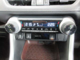 運転席と助手席でそれぞれお好みに合わせて温度設定が行えるフルオートエアコンです。