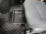 助手席シートクション下にはアンダートレイが装備されています。あると嬉しい装備ですね!