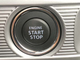 【 プッシュボタンスタートシステム 】 「アドバンストキーを携帯し、ブレーキペダルを踏みながらインパネ上のボタンを押すだけで、エンジンの始動/停止ができます。」